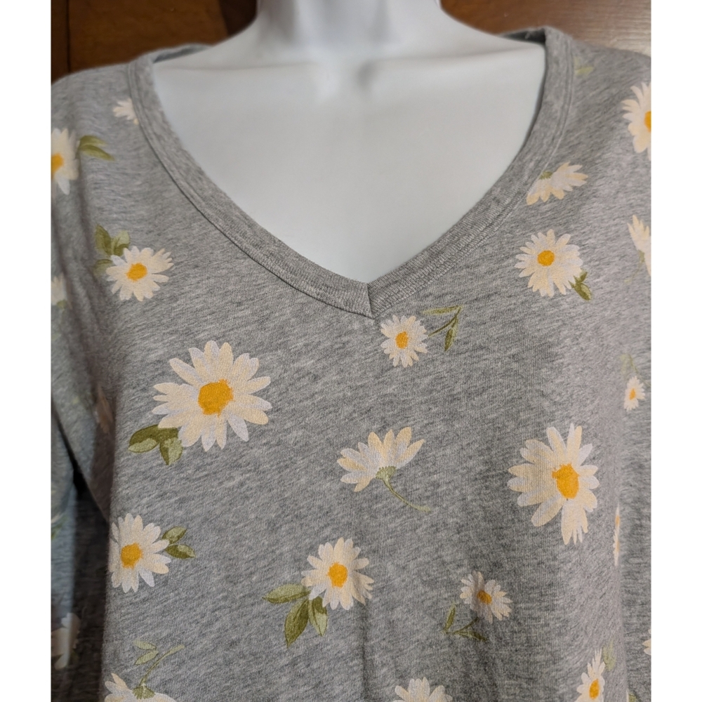 Old Navy Everywhere V-Neck "Friendly Daisy" Printed Tee - Picture 5 of 9